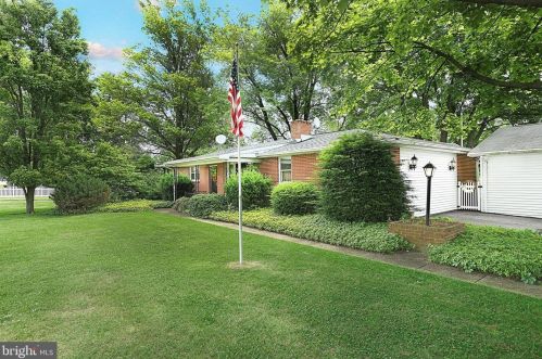 85 Hillview Dr, Mount Wolf, PA 17347-9755