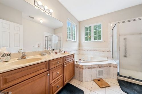 17 Shippen Ct, Flemington NJ  08822-6835 exterior