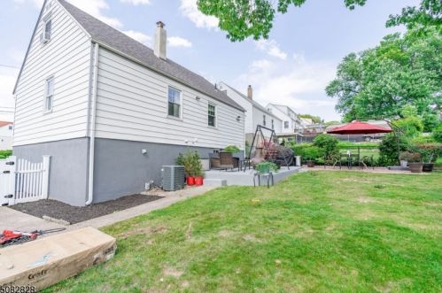 4 Grandview Dr, West Paterson, NJ 07424-2708