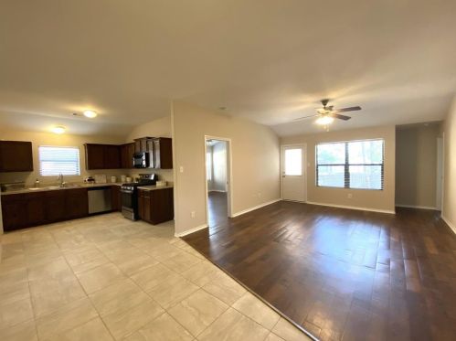 1613 Leafhopper Ln, Conroe TX  77301-5307 exterior