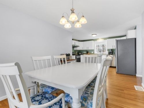 8 Town Farm Rd, Salem NH  03079-2454 exterior