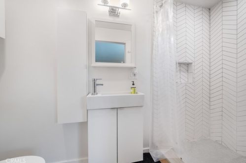 4262 Lemp Ave, North Hollywood CA  91604-2811 exterior