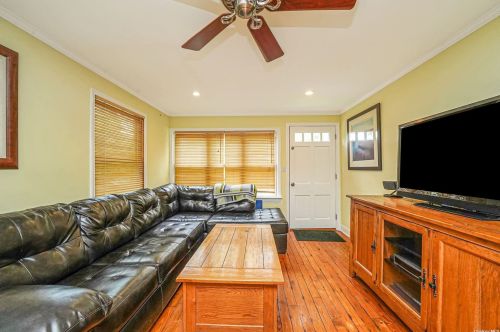 135 Halesite Dr, Scotts Beach, NY 11789-1940