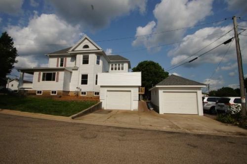 113 Division St, Dodgeville, WI 53533-1447
