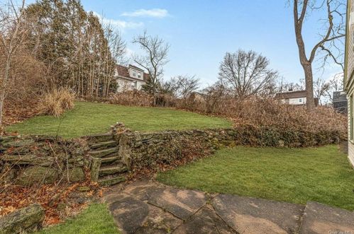 4 Wallace Pl, White Plains NY  10606-3211 exterior