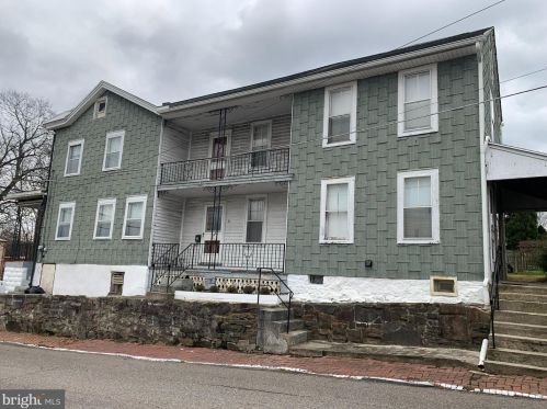 31 Front St, West Cressona, PA 17929-1317