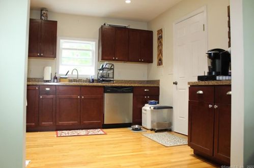 28 Stone St, Waterford, CT 06385-1524
