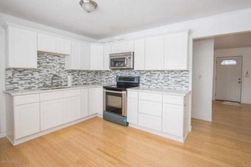 3806 Carpenter Dr, Louisville, KY 40229-1010