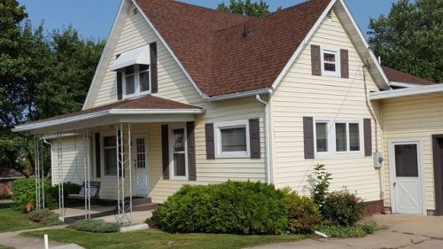 304 1st St, Monona, IA 52159-8217