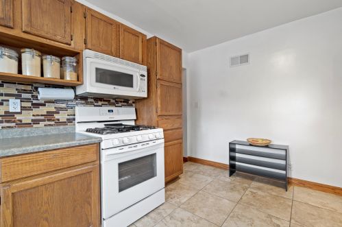 6236 Kinnickinnic Riv Pkwy, Milwaukee WI 53219-3010 exterior