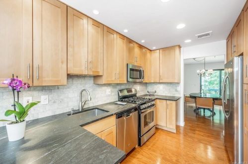 128 Stone Oaks Dr, Hartsdale, NY 10530-1151