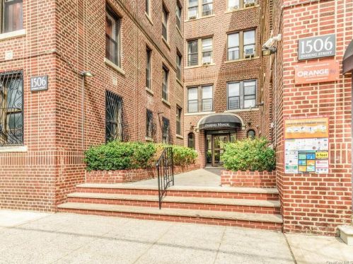 1506 Overing St, Bronx NY  10461-3106 exterior