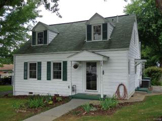 406 Ferguson Ave, Elizabethton, TN 37643-3049