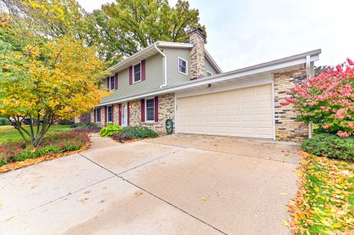 913 School Dr, Waukesha, WI 53189-7336