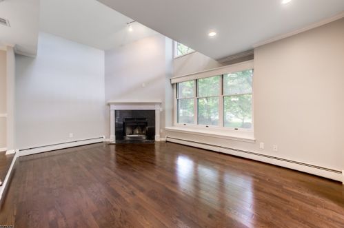 22 Bentley Dr, Franklin Lakes, NJ 07417-1939