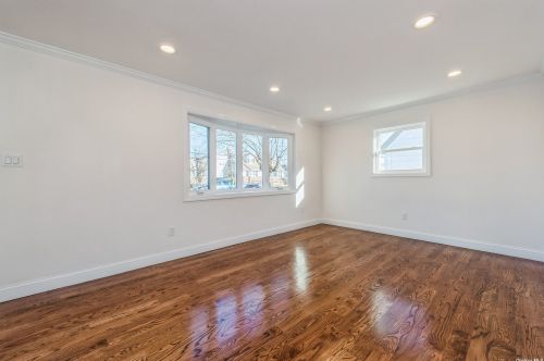 119 Central Ave, New Hyde Park, NY 11040-4136