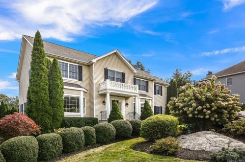 13 Quaker Ln, White Plains, NY 10604-1121