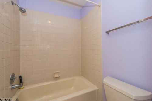 16 Ray Ct, Bedminster NJ  07921-1632 exterior