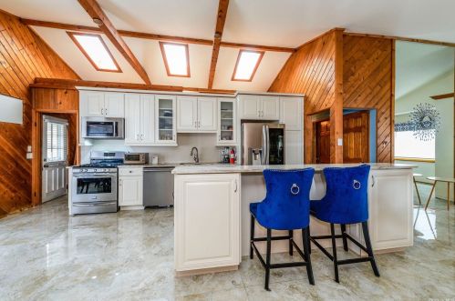 246 8th St, Deer Park, NY 11729-5913