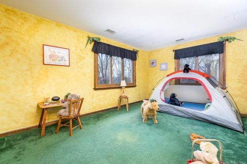 80 Mount Sumner Dr, Manchester CT  06043-7248 exterior