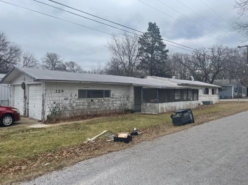 229 Sherman Dr, Pottsboro, TX 75076-4185