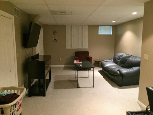 12 Riverview Dr, East Windsor CT  06088-4621 exterior