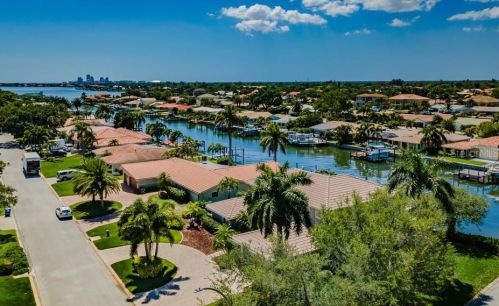 1999 Illinois Ave, Saint Petersburg FL  33703-3421 exterior