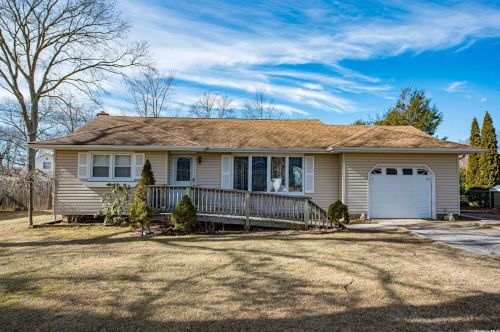 160 Avenue A, Holbrook, NY 11741-1438