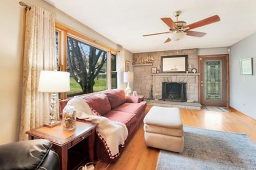 17 Kreger Dr, Waterbury, CT 06716-2702