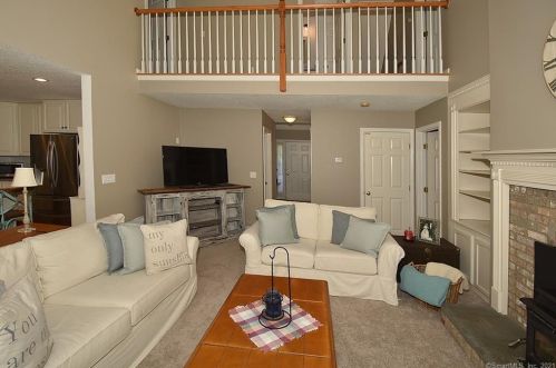 4 Lookout Lndg, Ellington CT  06029-2543 exterior