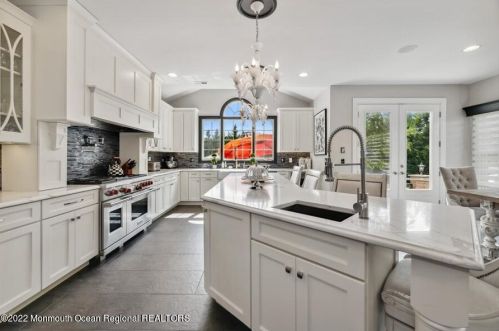 6 Courtney Ct, East Freehold NJ 07728-9563 exterior