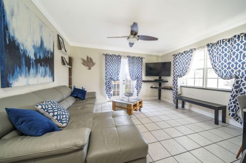 5839 Daphne Dr, West Palm Beach, FL 33415-7160