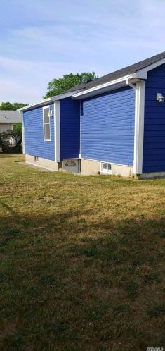 30 Dowsing Ave, Bayshore, NY 11706-4113