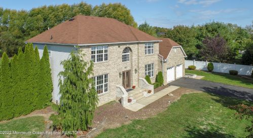 345 Hutchinson Dr, East Freehold, NJ 07728-8245