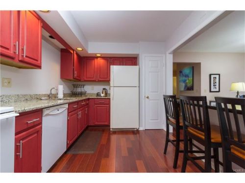 121 Heatherwood Dr, Brookfield Center, CT 06804-3959