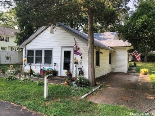 15 Wildwood St, Lake Grove, NY 11755-2034