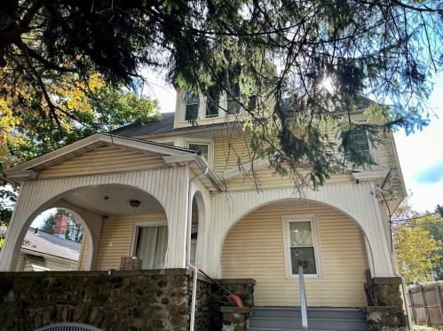 210 Meriden Rd, Waterbury, CT 06705-1940
