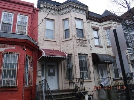 209 44th St, Union City NJ  07087-6303 exterior