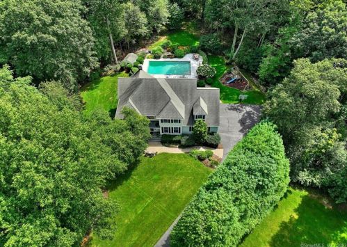 40 Gatehouse Rd, Bridgeport, CT 06611-1610