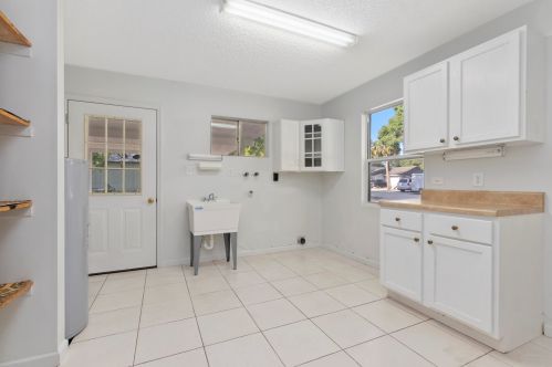4415 2nd St, Vero Beach, FL 32968-1845