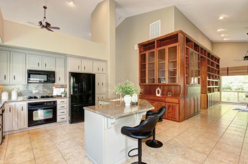 1000 Souza Dr, Folsom CA  95762-7550 exterior