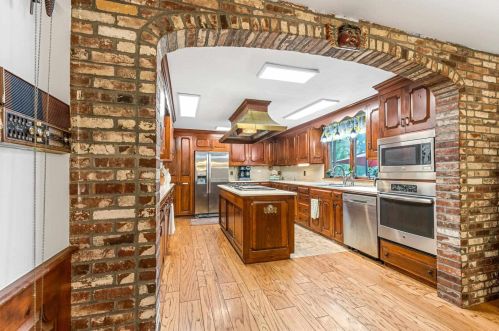 1 Martingale Rd, Amherst NH  03031-2625 exterior