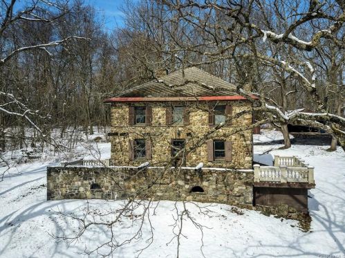 305 Bart Bull Rd, Middletown, NY 10941-3804