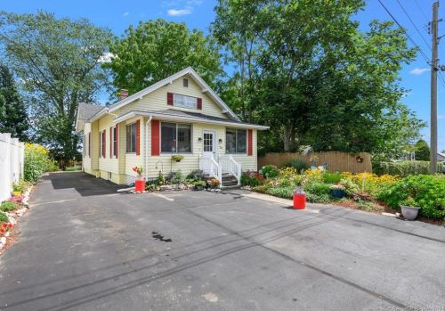 28 Louise St, Waterford, CT 06385-2302