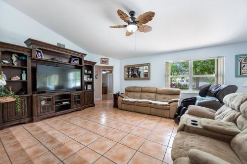 107 Hawthorne Cir, Fort Pierce FL 34953-3524 exterior