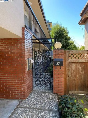 5230 Coronado Ave, Oakland, CA 94618-1006