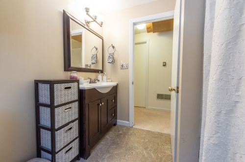 132 Old Mill Pond Rd, Henniker NH  03242-3152 exterior