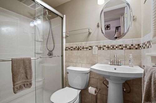 16 Vorndran Dr, New Hamburg NY  12590-4517 exterior