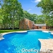 1206 Middle Line Hwy, Pine Neck, NY 11963-3943