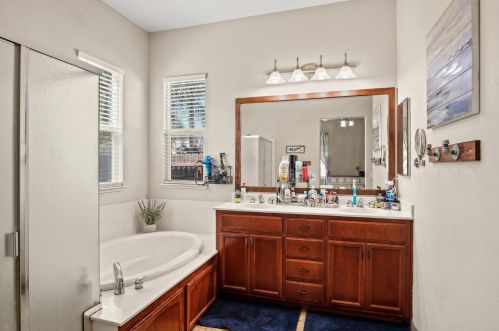 1072 La Paloma St, Turlock CA  95382-0485 exterior